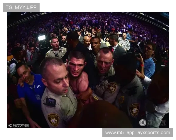 UFC 选手强吻对手引发混乱