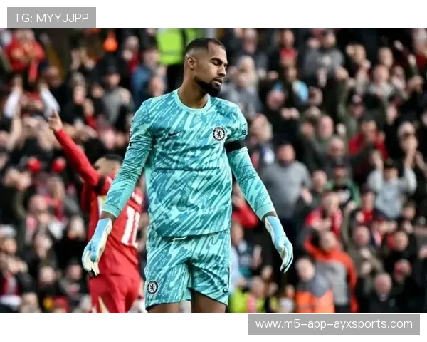 切尔西前锋禁区内抢点打进关键球