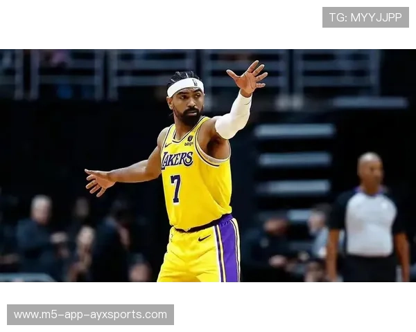 伍德转身上篮命中，湖人 bench 发力明显